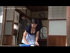 คลิปโป๊เด็ด ลูกชายสุดหื่นจับแม่สุดเอ็กแหกหีเล่นเสียวบนโต๊อาหารแล้วจับเย็ดหีท่าหมาสุดฟิน